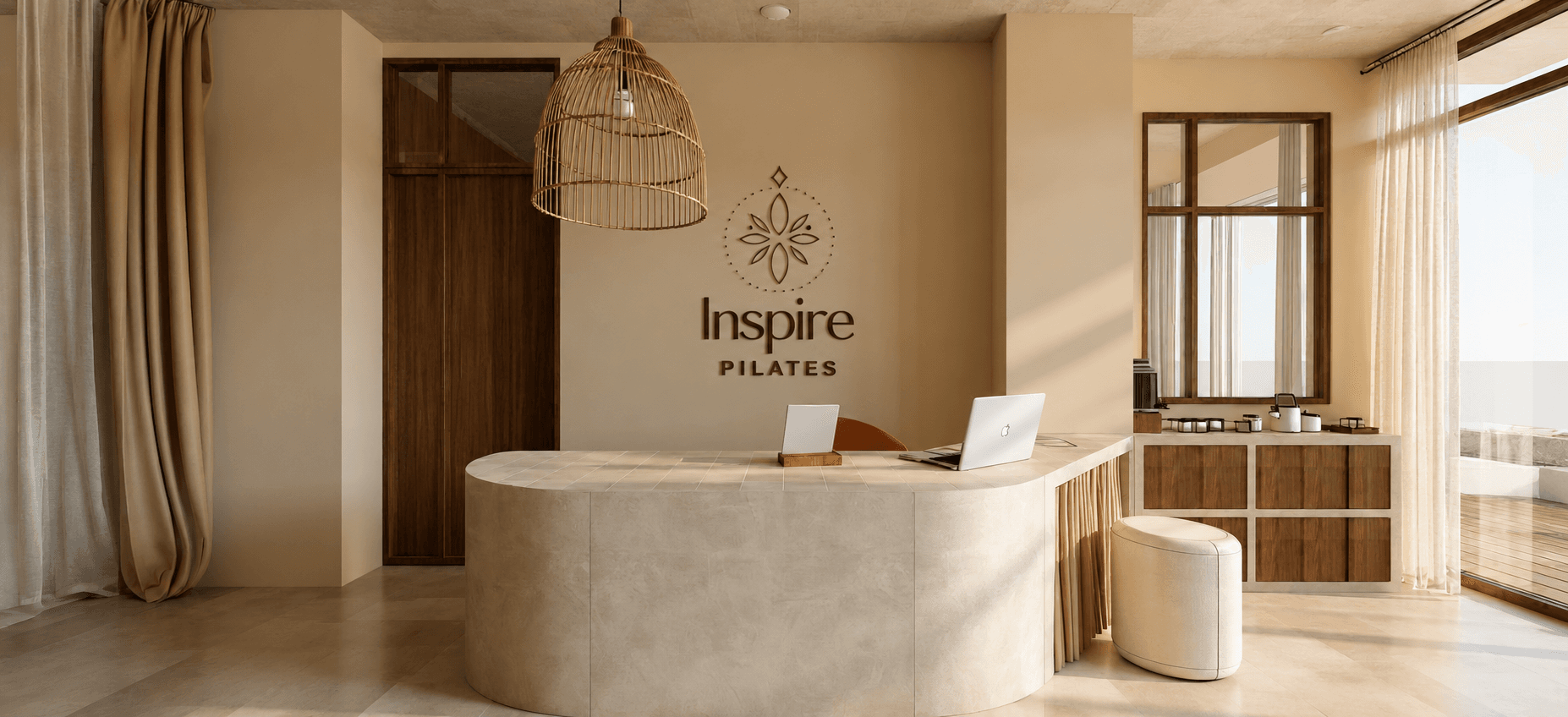 Studio de Pilates lumineux avec appareils Reformer alignés